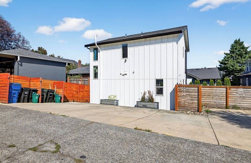 Southeast Magnolia House | Superb 2-bedroom house with AC, private yard & off street parking in Seattle