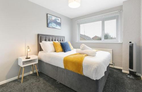 Handsworth House | Superb 3 bed house, homely comforts close to supermarkets, with private parking on gated premise