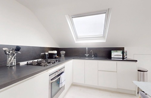 Notting Dale Apartment | Superb 3-Bed with Balcony in the Heart of Notting Hill - 6 Mins to Tube Station