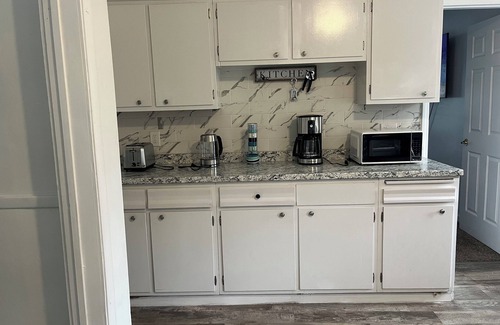 Highland House | Superb 3-bedroom 1 -bathroom Home with AC in Highland Park Saint Paul