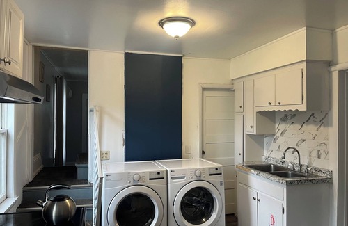 Highland House | Superb 3-bedroom 1 -bathroom Home with AC in Highland Park Saint Paul