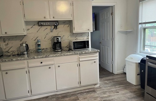 Highland House | Superb 3-bedroom 1 -bathroom Home with AC in Highland Park Saint Paul