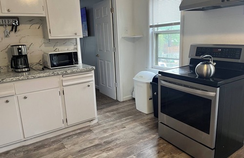 Highland House | Superb 3-bedroom 1 -bathroom Home with AC in Highland Park Saint Paul