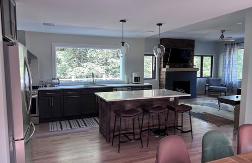 Jamaica House | Superb 3-bedroom house on the river - Fall for the Leaves, Stay for the Slopes!