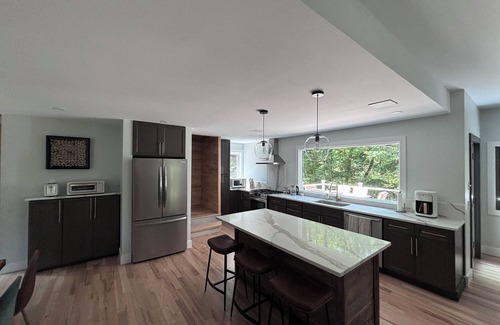 Jamaica House | Superb 3-bedroom house on the river - Fall for the Leaves, Stay for the Slopes!