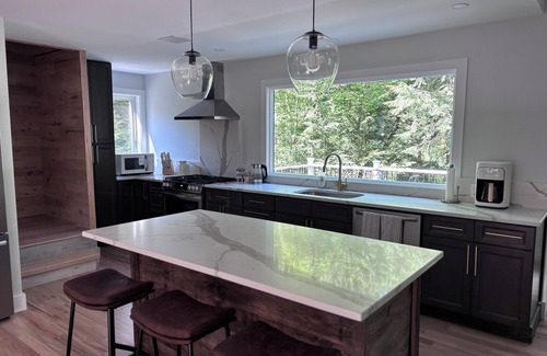 Jamaica House | Superb 3-bedroom house on the river - Fall for the Leaves, Stay for the Slopes!