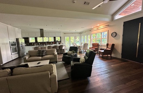 Oxford House | Superb 4-bedroom house .5 mile to the infamous Oxford square