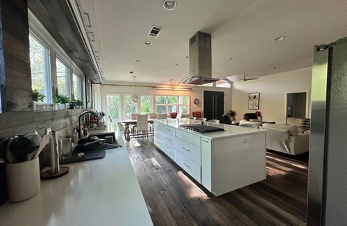 Oxford House | Superb 4-bedroom house .5 mile to the infamous Oxford square