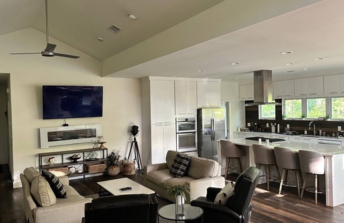 Oxford House | Superb 4-bedroom house .5 mile to the infamous Oxford square