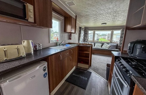 Clacton-on-Sea House | Superb 8 berth caravan with free WiFi at Highfield Grange ref 26706WR