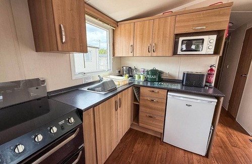 Hopton House | Superb 8 berth caravan at Caldecott Hall Country Park, Norfolk ref 91055C