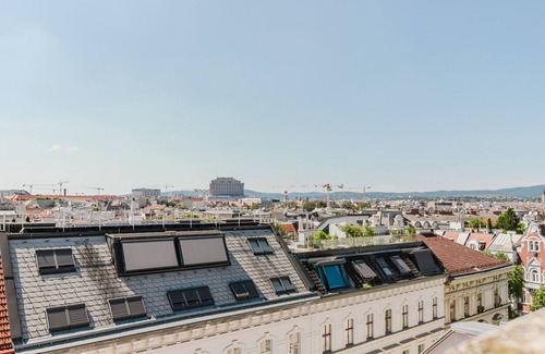 Roßau House | Superb Alsergrund 4BR w/Elevator, Open Plan, by Blueground