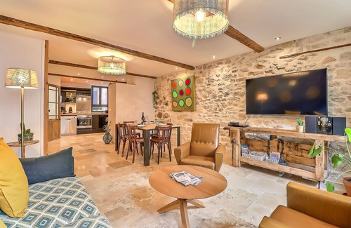 Nimes City Centre Apartment | Superb apartment ideally located in the city center with Clim (6 pers, 80m²)