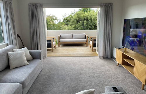 Tauranga House | Superb bolt hole located in the heart of Matua
