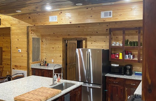 Etta Cabin | Superb cabin with AC, Wi-Fi. 4 bedrooms available, 26 minutes to Oxford square