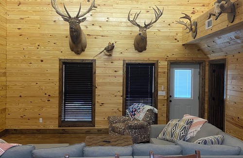 Etta Cabin | Superb cabin with AC, Wi-Fi. 4 bedrooms available, 26 minutes to Oxford square