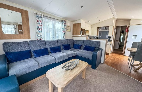 Hopton House | Superb caravan at Broadland Sands Holiday Park nearby Lowestoft ref 20322BS
