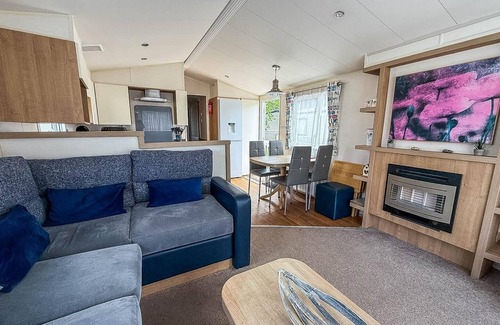 Hopton House | Superb caravan at Broadland Sands Holiday Park nearby Lowestoft ref 20322BS