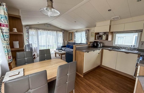 Hopton House | Superb caravan at Broadland Sands Holiday Park nearby Lowestoft ref 20322BS