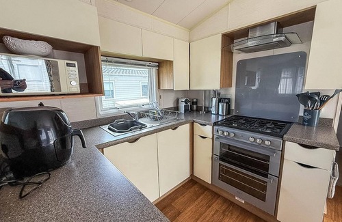 Hopton House | Superb caravan at Broadland Sands Holiday Park nearby Lowestoft ref 20322BS