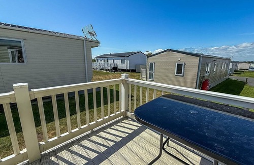 Kessingland House | Superb caravan with decking at Kessingland Beach in Norfolk ref 90038TD