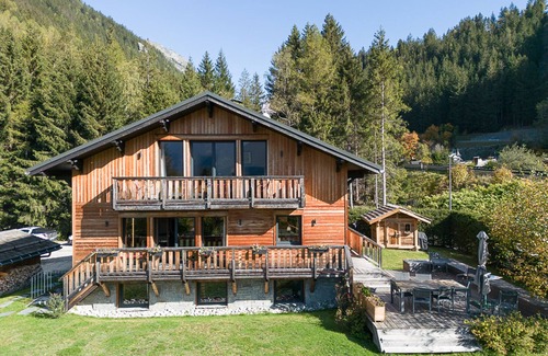 Les Tines Ski Chalet | Superb chalet with large garden, 5 bedrooms, parking and WiFi
