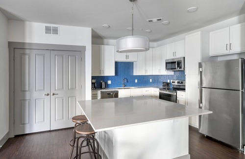 Govalle Apartment | Superb East Austin 2BR w/Gym, Deck & Airport Access, by Blueground