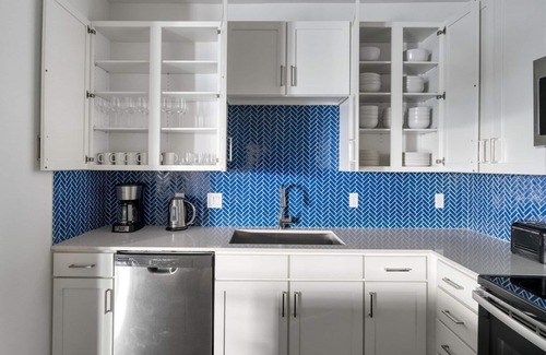 Govalle Apartment | Superb East Austin 2BR w/Gym, Deck & Airport Access, by Blueground