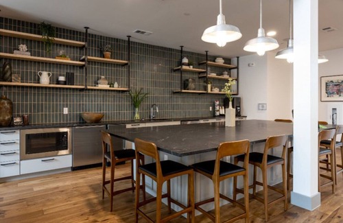Govalle Apartment | Superb East Austin 2BR w/Gym, Deck & Airport Access, by Blueground