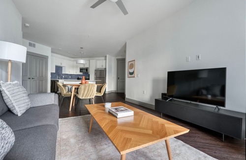 Govalle Apartment | Superb East Austin 2BR w/Gym, Deck & Airport Access, by Blueground