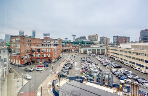 Fenway–Kenmore Apartment | Superb Fenway Studio w/Gym, nr Green Line & Dining, by Blueground