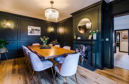 Old Windsor House | Superb Home in Windsor by Casa by Grace, Legoland, Large groups, New HOT TUB, Dog Friendly, Free Parking, sleeps 7-9!