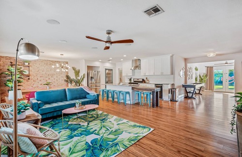 Arcadia Lite House | SUPERB LOCATION! Close to Superbowl & Scottsdale - Heated Pool- TikiBar & Gym