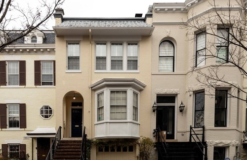 Georgetown House | Superb location, garage parking included