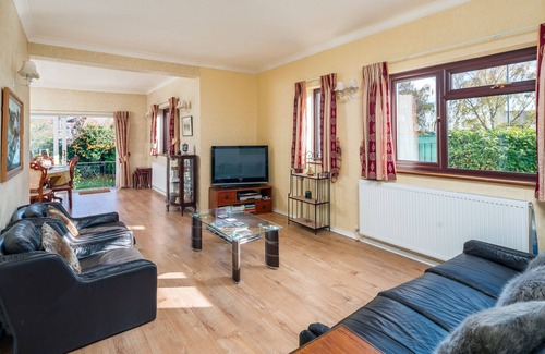 Roding House | Superb London Home - Central Line Metro - Top Location