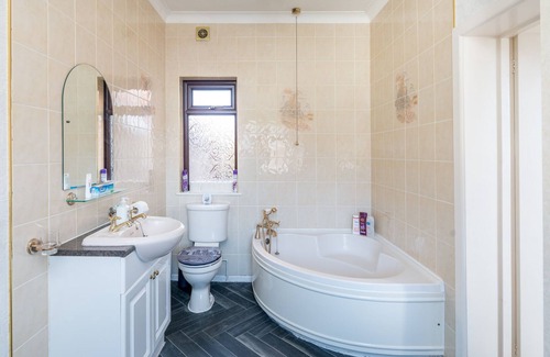 Roding House | Superb London Home - Central Line Metro - Top Location