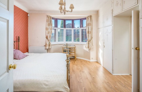 Roding House | Superb London Home - Central Line Metro - Top Location