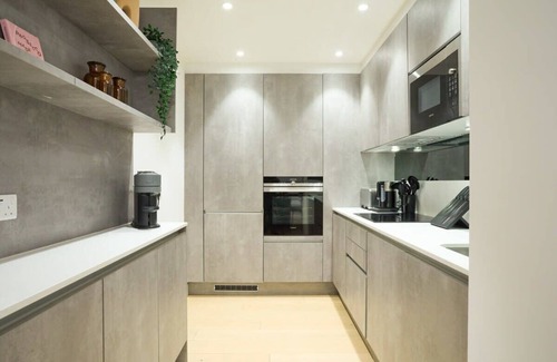 St. Johns Wood Apartment | Superb Marylebone apartment with large balcony