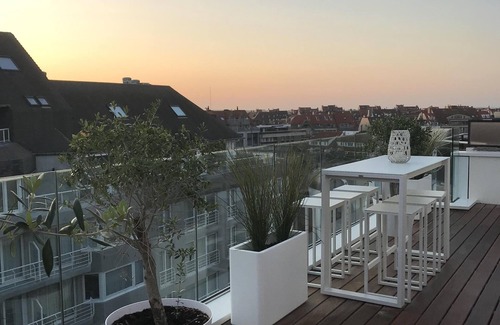 Knokke Apartment | Superb Penthouse 105 M2 80M2 of sunny terraces sea view 3 bedrooms 2 garages!