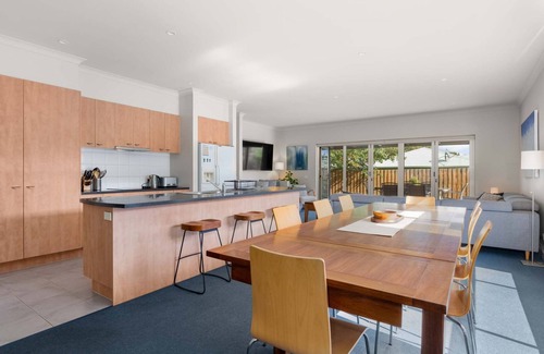 Inverloch House | Superb Quiet Court Location Family Friendly Retreat in a Prime Location