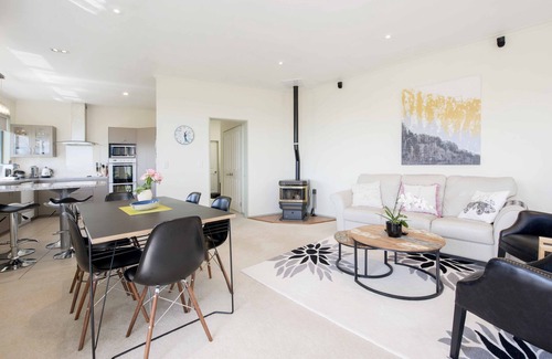 Nelson House | Superb Sea & Mountain Views with Spa pool!