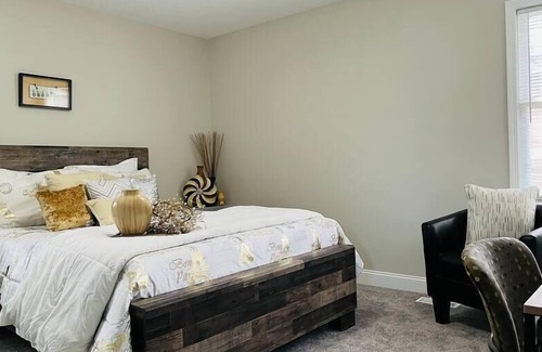 Gladstone House | Superb Spacious 4BR Northland Home