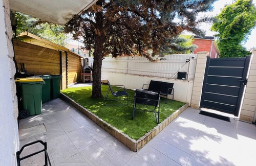 Bagneux Apartment | Superb studio with private entrance and garden