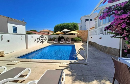 L'Escala House | Superb summer house with swimming pool, parking, wifi and air conditioning