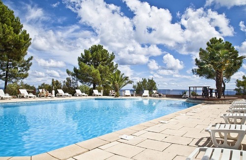 Sari-Solenzara Villa | Superb villa overlooking the sea or gardens with swimming pool in Solenzara, Corsica