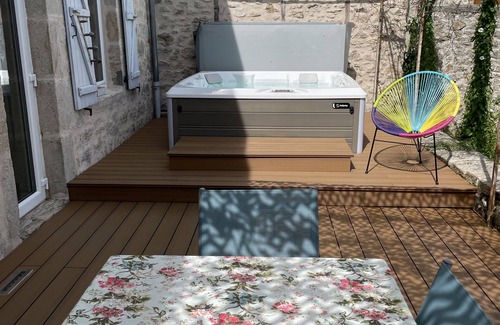 La Roche-Canillac House | Superbe Maison de Campagne Avec Jacuzzi