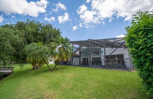 Wellington House | Superbe oasis au bord de l'eau allie le luxe Modène a la sérénité tropicale.