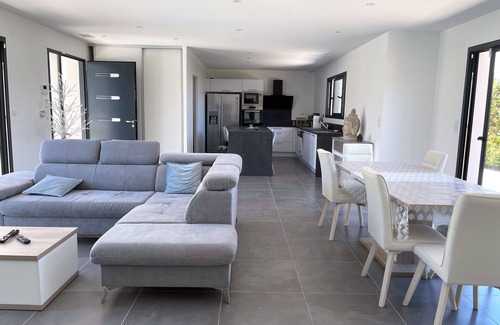 Serignan Villa | Superbe Villa Avec Piscine Chauffée et Proche de la Plage
