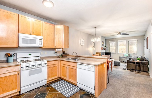 Kimball Junction Condo | Superbly Updated Condo with Mountain Views, Shared Pool, Hot Tub, Walking Paths