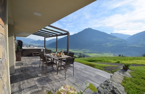 Emberg Ski Chalet | Superior Chalet Berggold - SKI in/SKI out, Sauna-Jacuzzi - by "wachterhof"